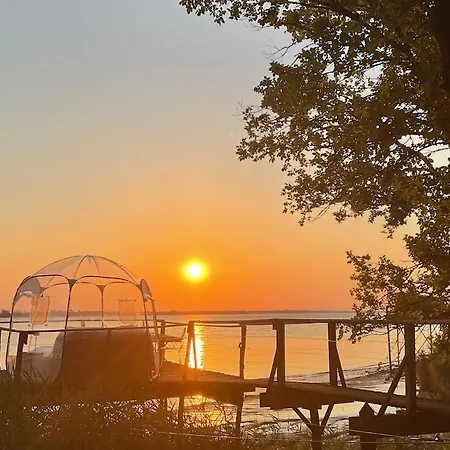 Bulle Etoilee Sur L'estuaire De La Gironde